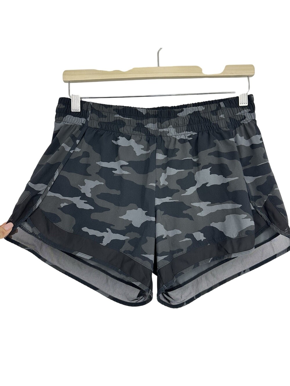 Athleta Womens Printed Mesh Racer Run Shorts 4" Camo Black Size M Lined